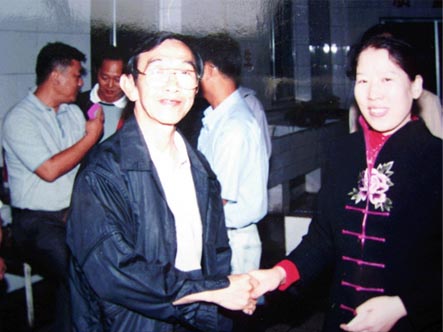 馬來西亞客商與博花總經(jīng)理翟清芝女士洽談出品